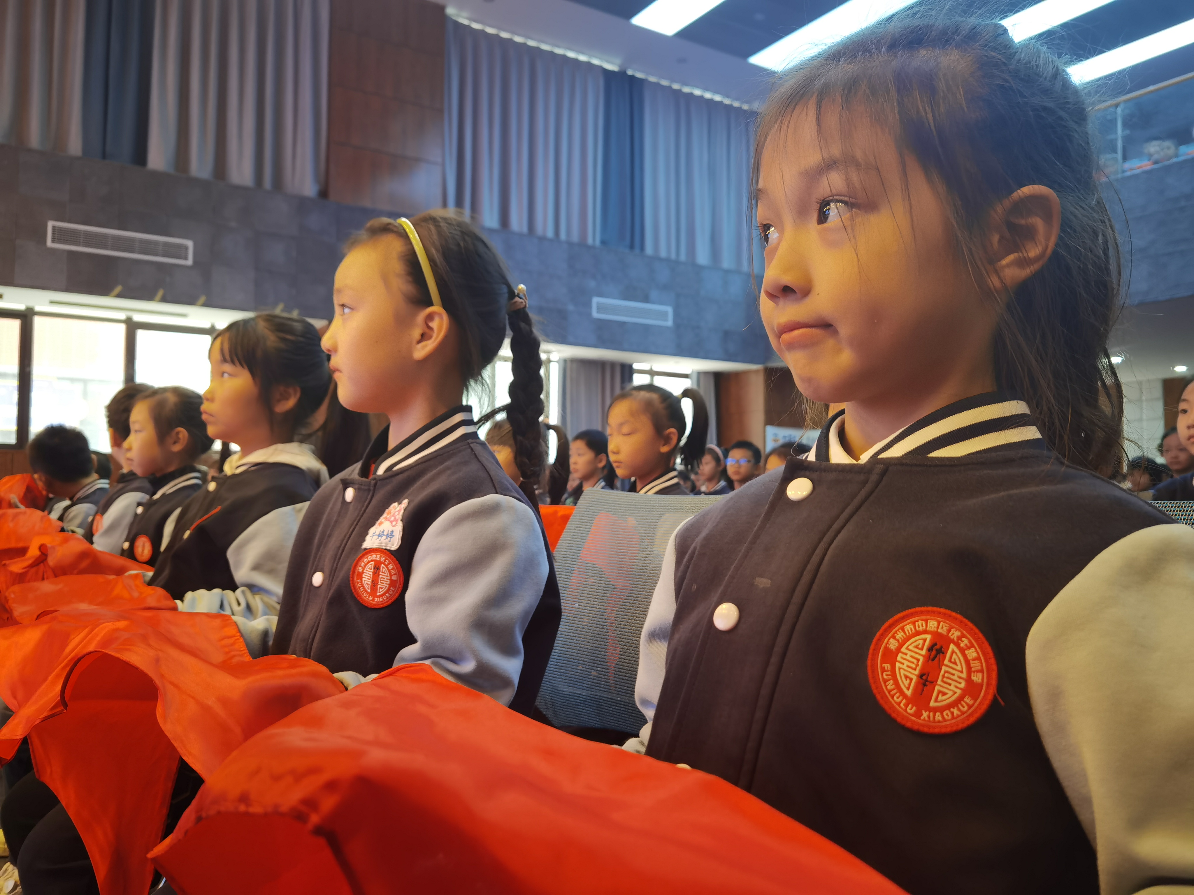 请党放心强国有我郑州市中原区伏牛路小学新队员入队仪式铿锵有力
