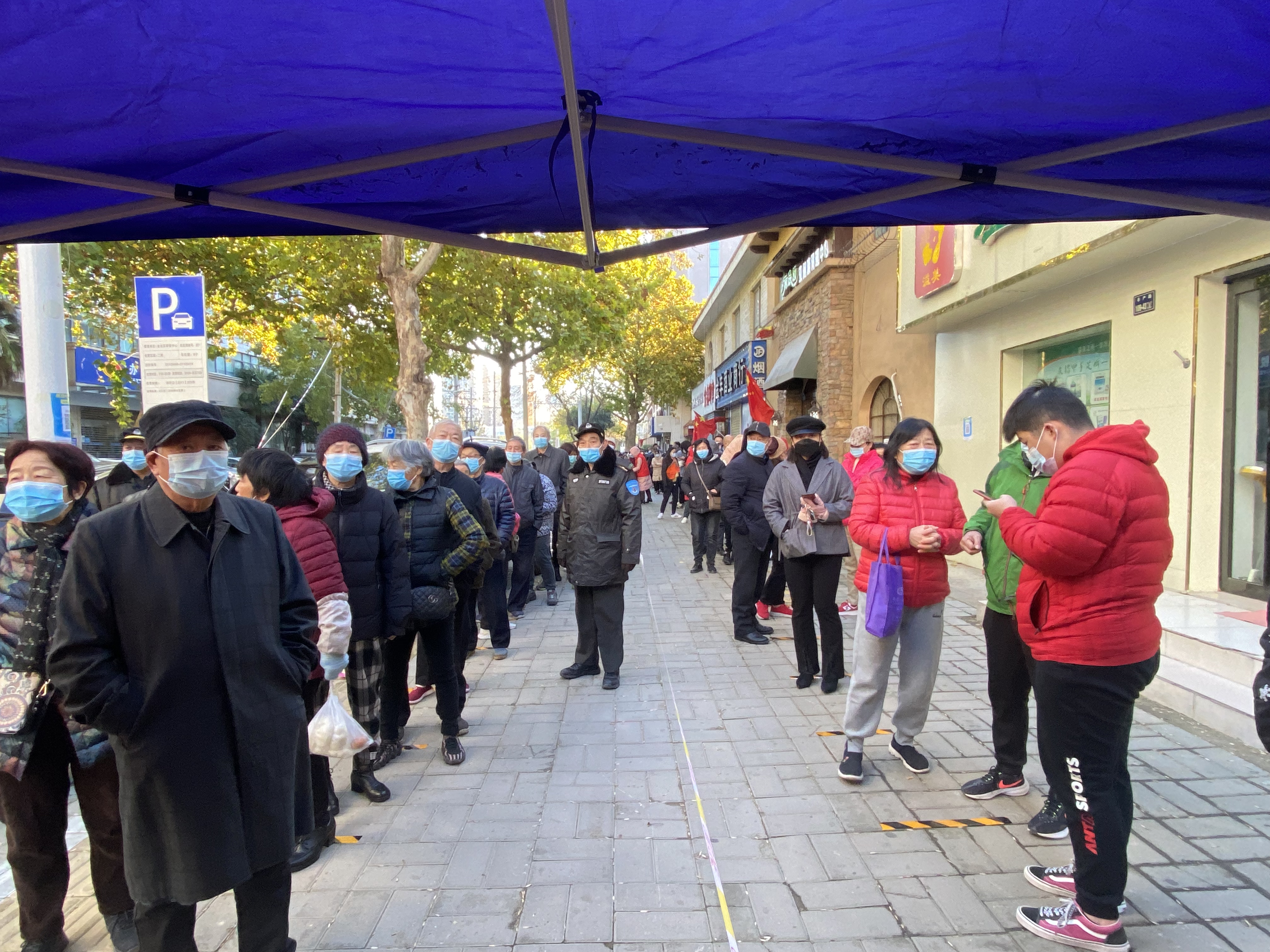 多图:低温天气郑州市民有序排队做核酸