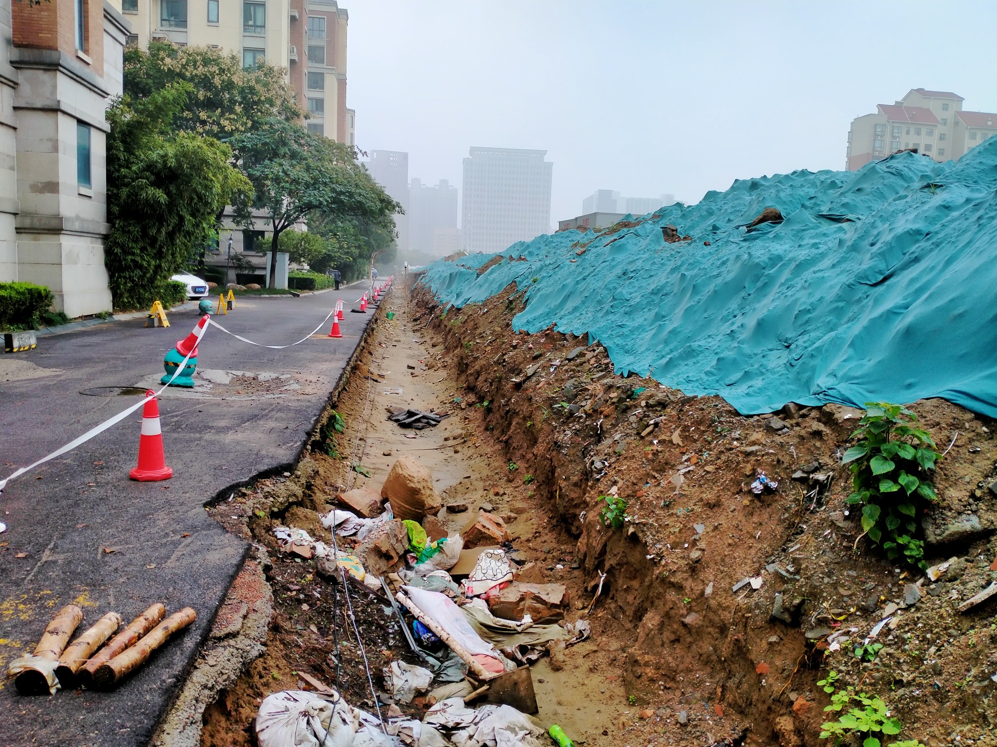 郑州一小区200多米围墙倒塌，4个多月未修缮？