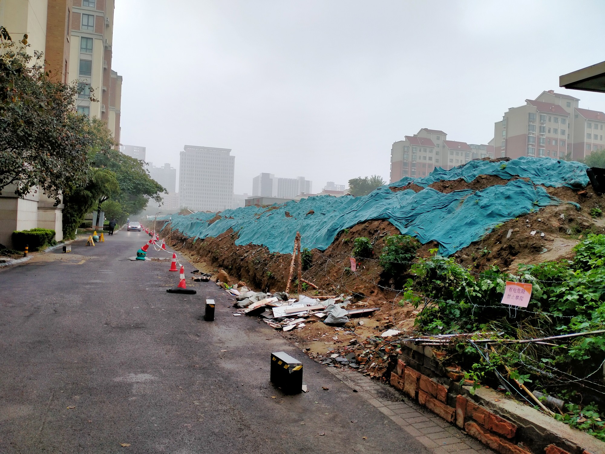 郑州一小区200多米围墙倒塌，4个多月未修缮？
