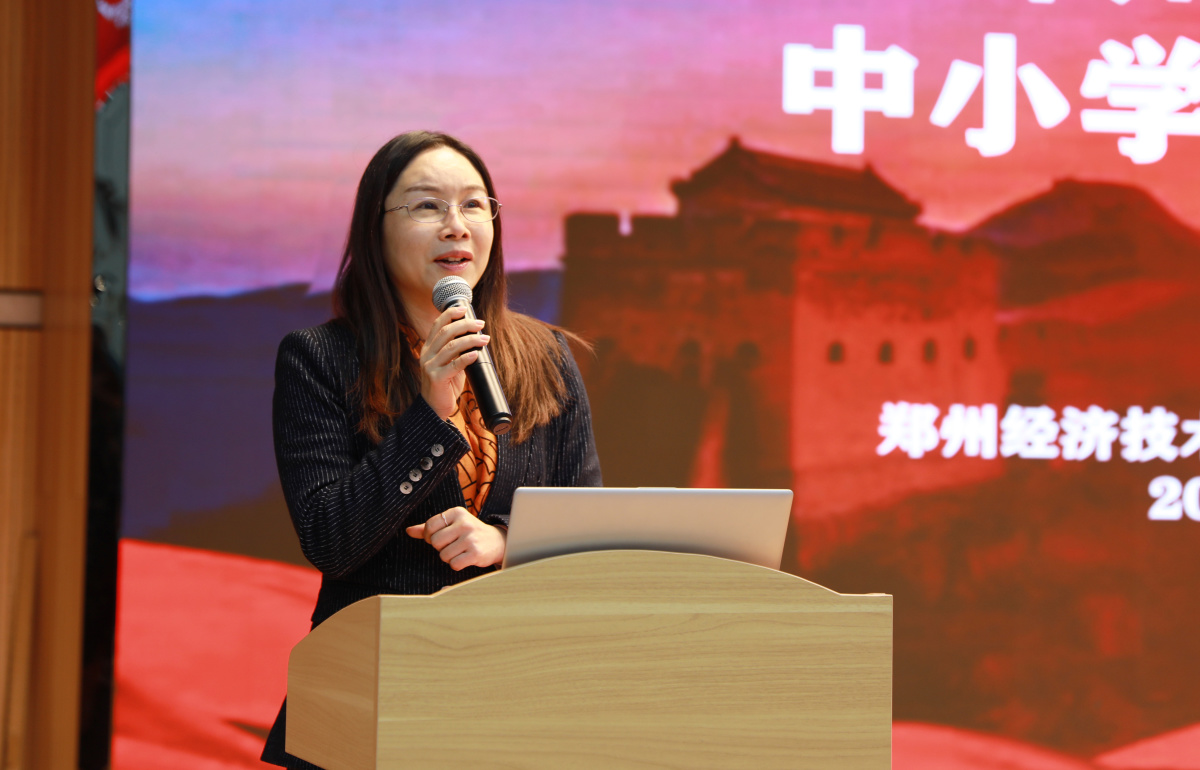 经开区教文体局党委副书记,副局长戴红燕,区教文体局党委委员周旭锦