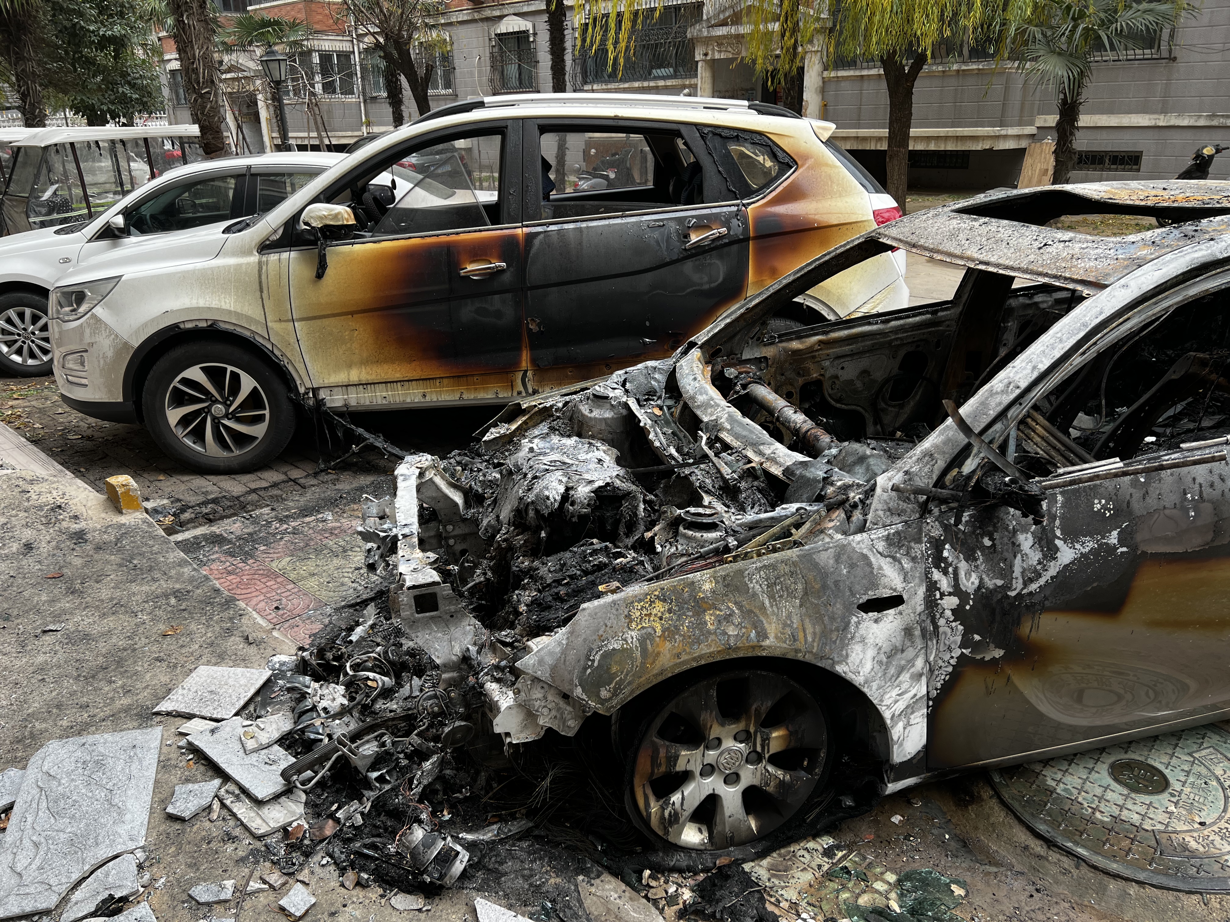 一天发生两起泡水车自燃,冬季汽车更要防火-大河新闻