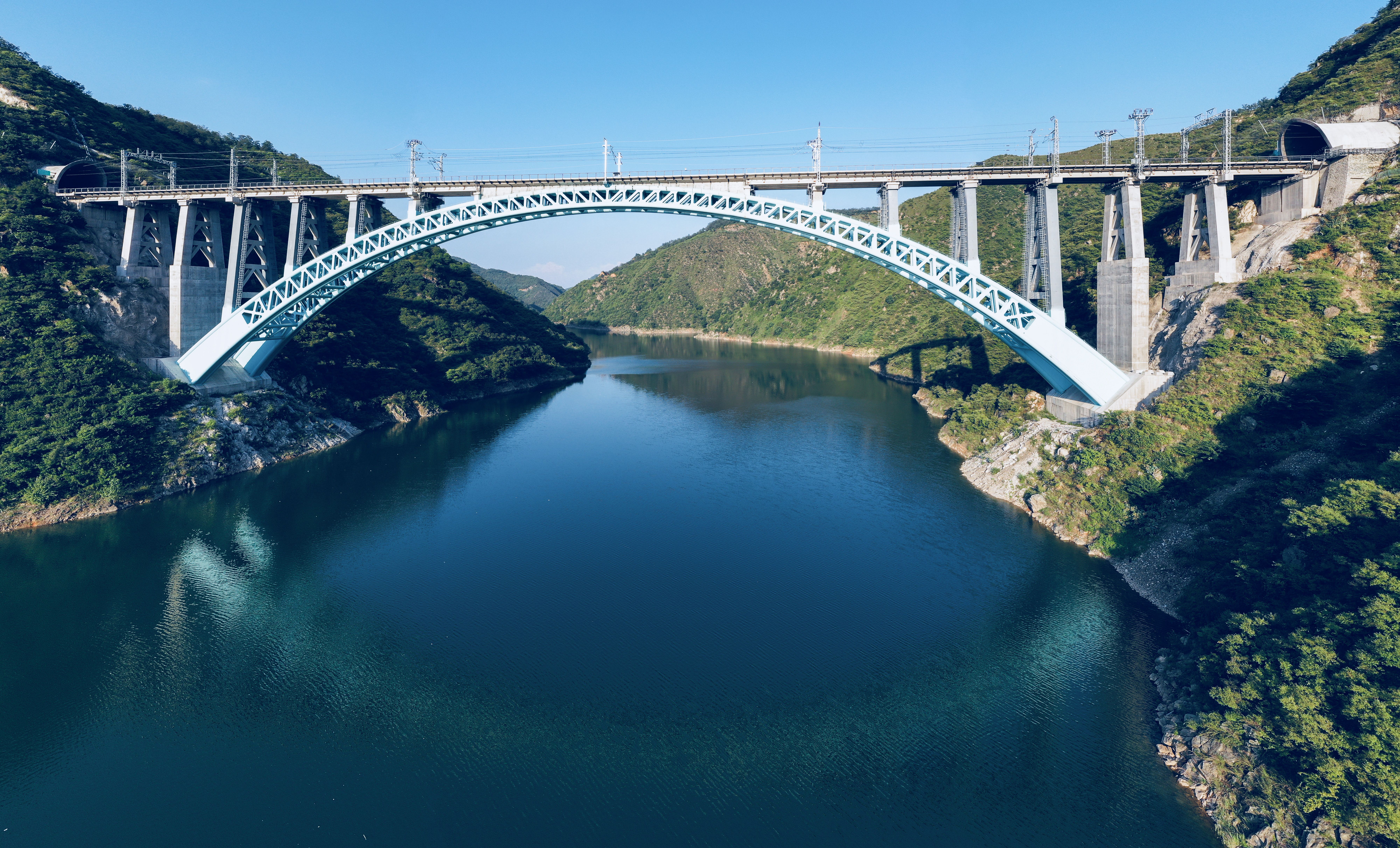 浩吉铁路洛河大桥荣获鲁班奖大桥位于河南三门峡卢氏县境内