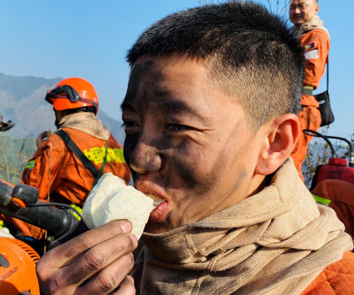 斗火魔护青山直击广西梧州森林火场的那些感人瞬间