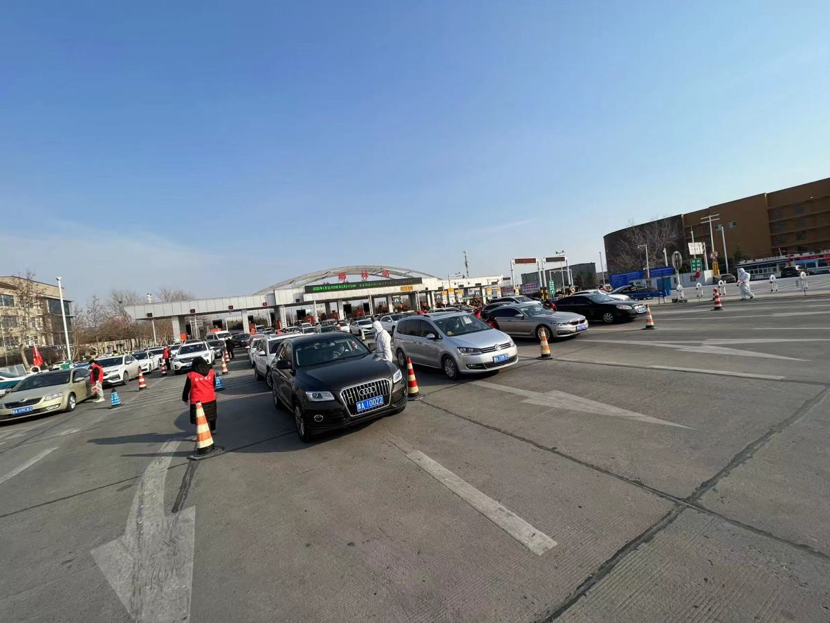 直击郑州柳林站:入郑车流高峰已至,通行需提前备好行程码-大河新闻