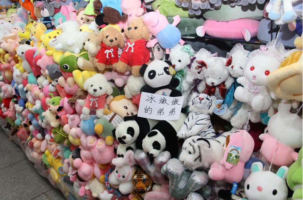 玩具挂牌 “冰墩墩的弟弟”？郑州市场监督部门责令拆掉