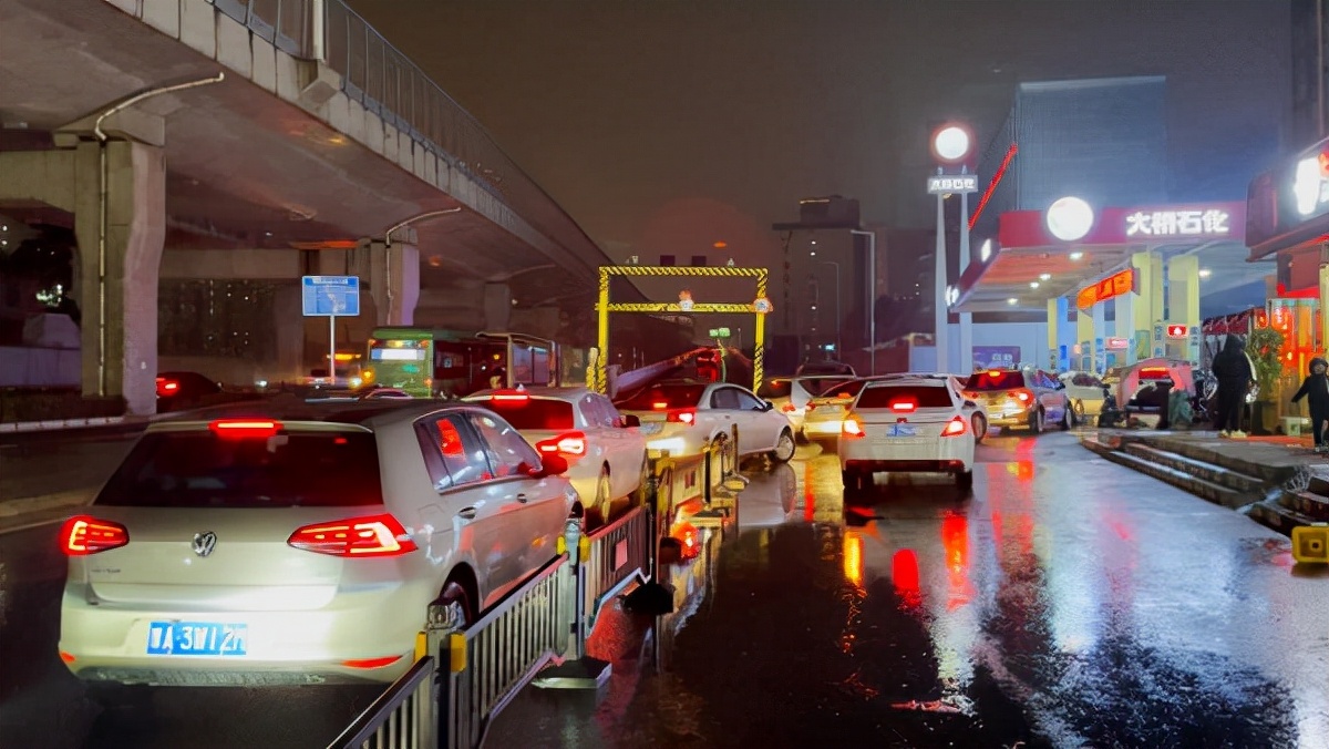 实探郑州油价调整前夜的加油站，市民冒雨排长队加油