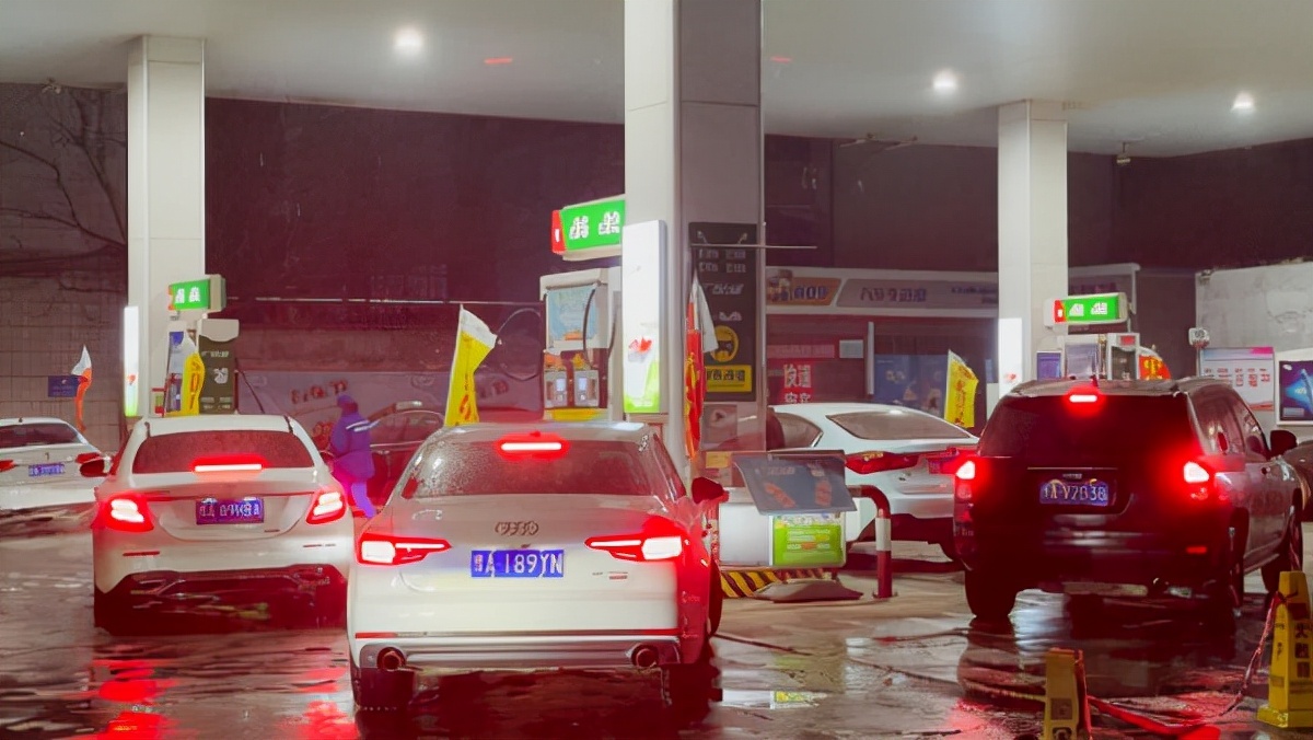 实探郑州油价调整前夜的加油站，市民冒雨排长队加油
