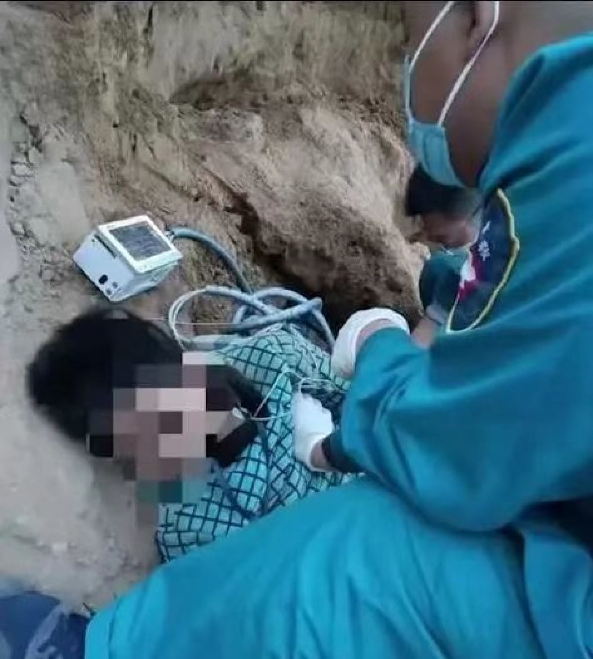 新郑龙湖镇8岁男孩被土堆掩埋身亡，警方：已排除刑事案件