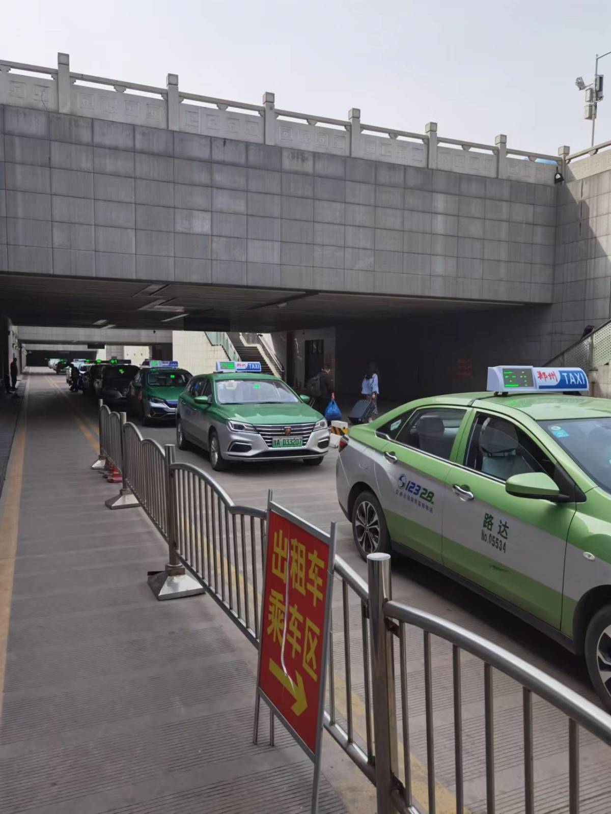 注意郑州出租车司机不提醒乘客扫码乘车最长停运28天