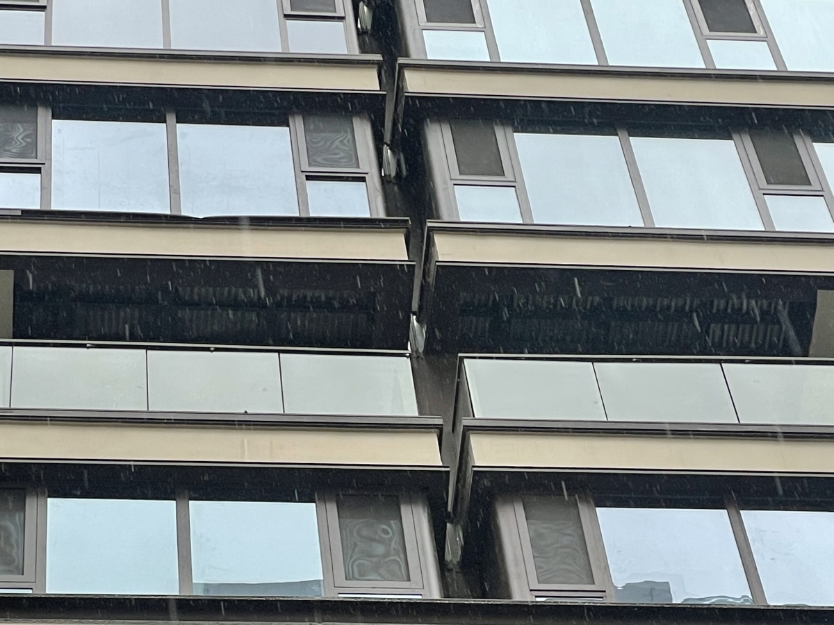 郑州一小区私封镂空阳台占为私用执法部门现场执法