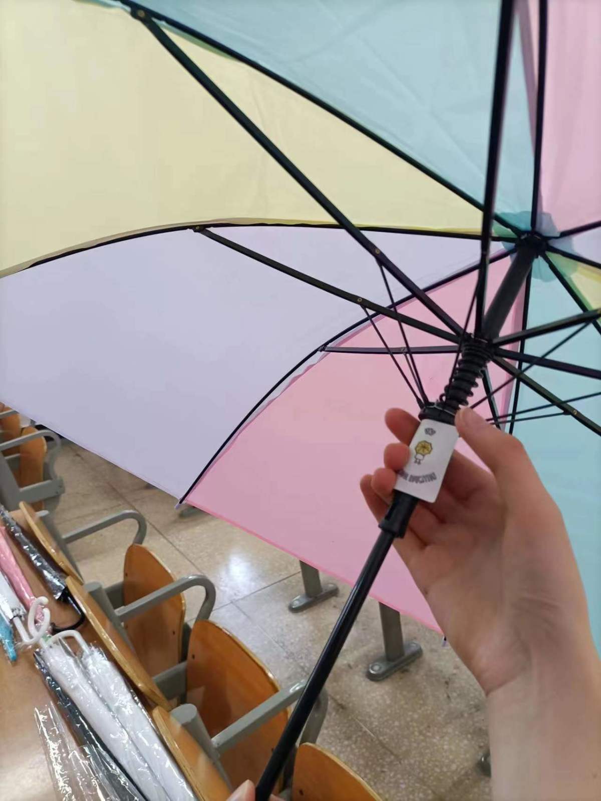 洛阳师院学生在校园投放免费"共享雨伞"-大河新闻