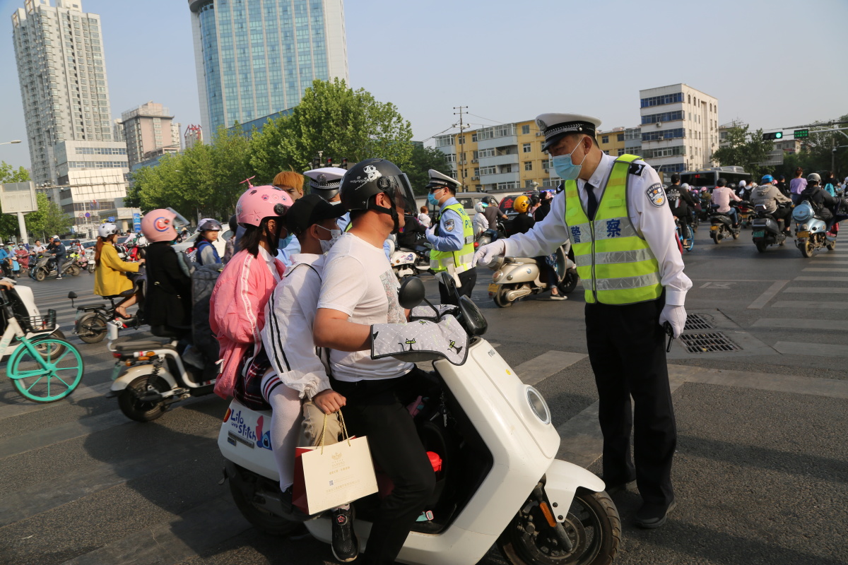 为期3个月，郑州交警严查骑电动车不戴头盔、开车坐车不系安全带