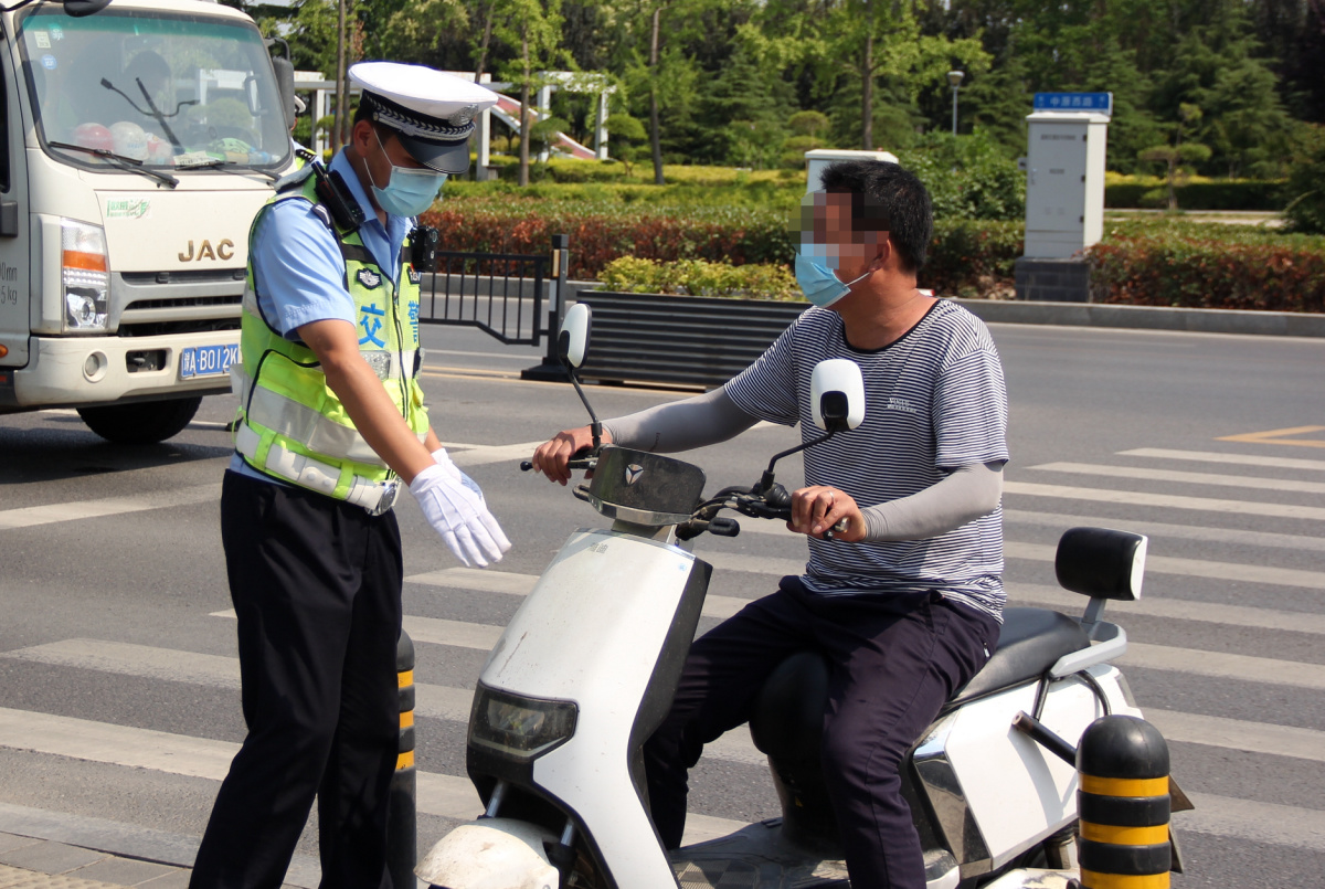 為期3個月鄭州交警嚴查騎電動車不戴頭盔開車坐車不繫安全帶