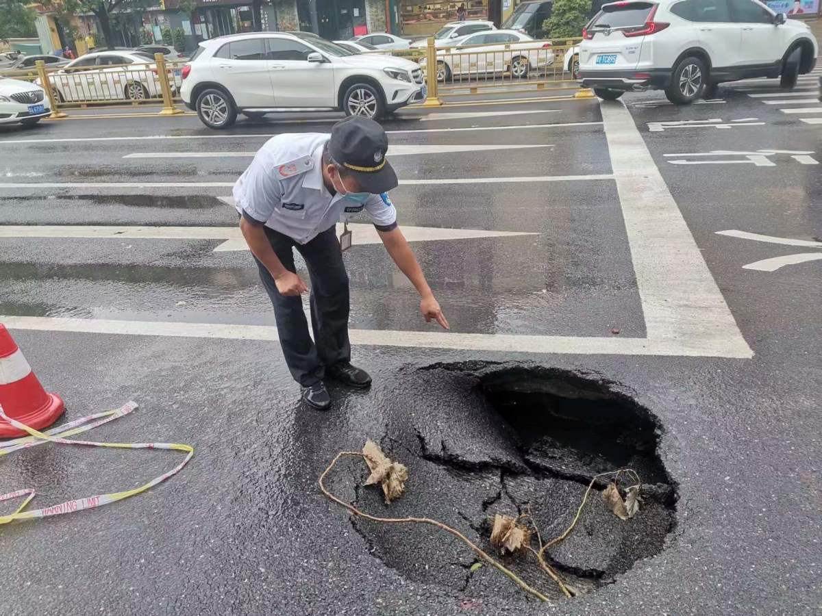 郑州母女俩掉入街头塌陷大坑，路面塌陷原因是啥？-大河新闻
