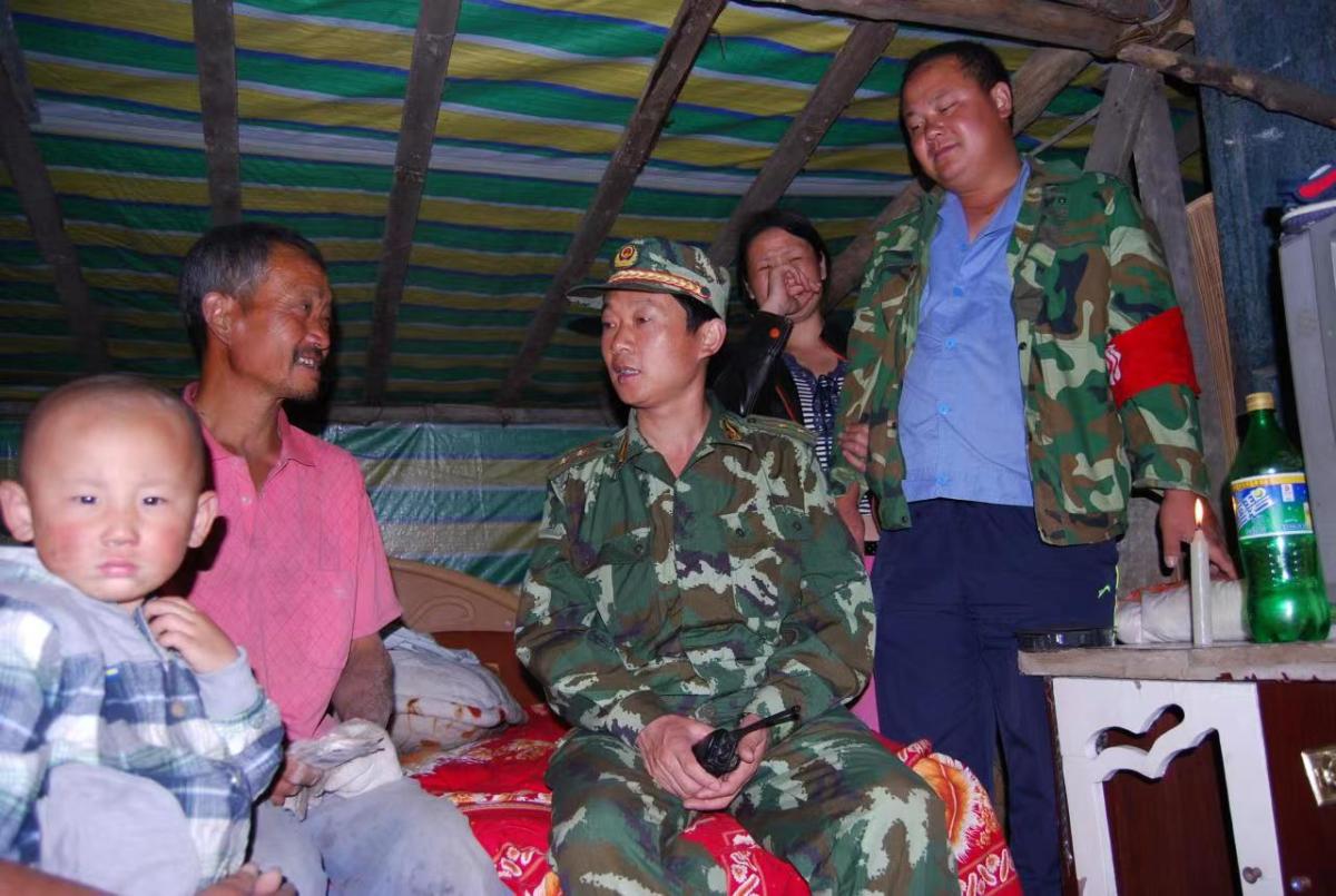 #红动八月#父子传承“消防梦”:长大后我就成了你! #红动八月#父子传承“消防梦”:长大后我就成了你!