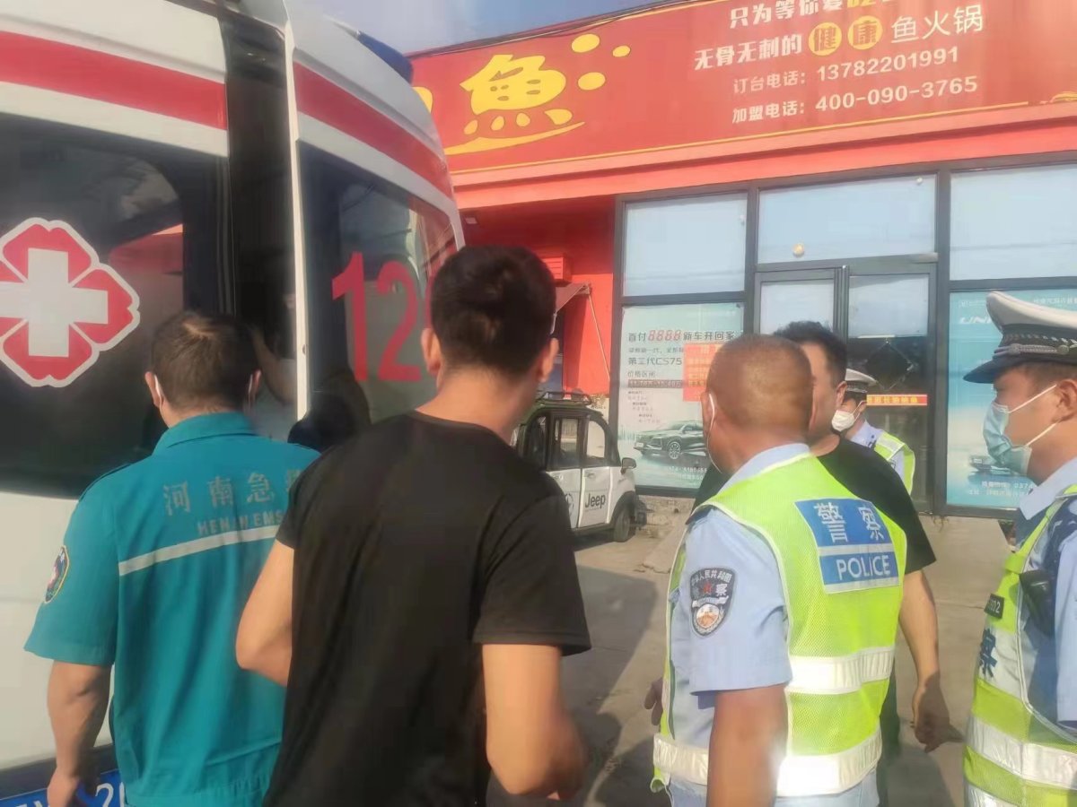 工人夹伤手指,许昌建安交警紧急护送就医-大河新闻