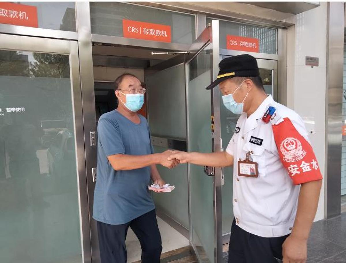 取款机取不出钱老人求助 凤凰台街道巡防队员热情帮忙-大河新闻