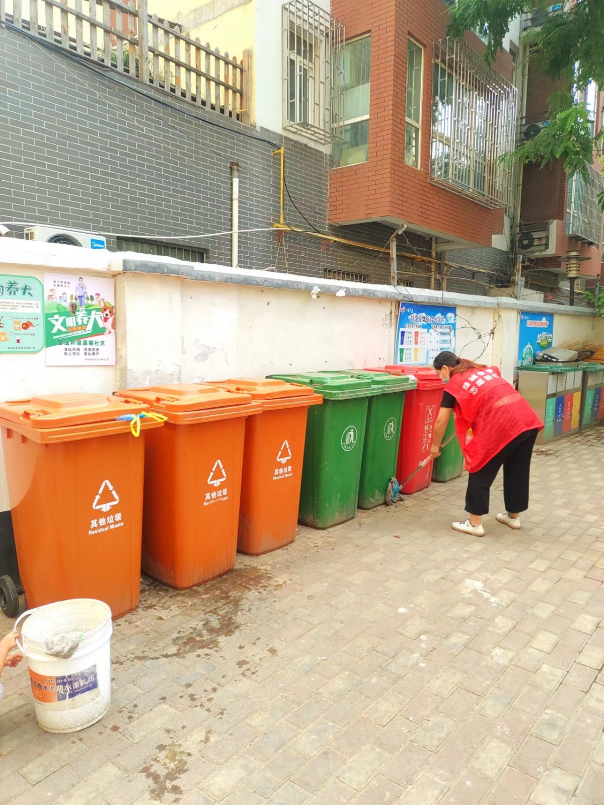 珠海街道：环保同行，垃圾分类指导员手把手教居民如何分类-青岛西海岸新闻网