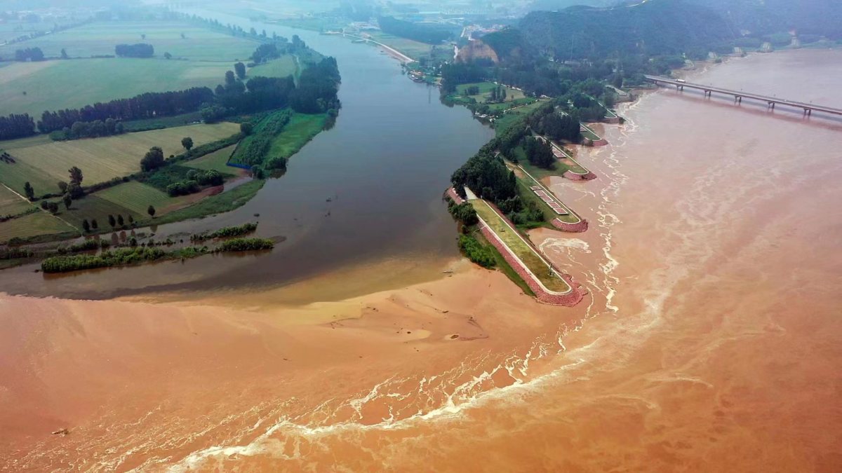 如今,以"一轴,两环,四区"的景观设计为基底的黄河及伊洛河水脉为灵感