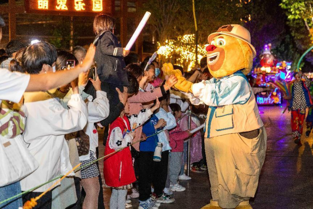 郑州方特：游人如织秩序井然，假日狂欢持续升温