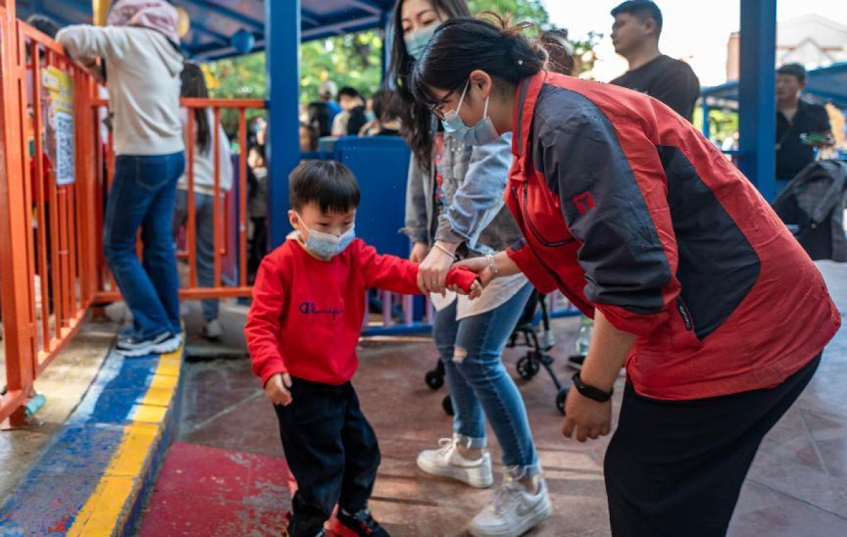 郑州方特：游人如织秩序井然，假日狂欢持续升温