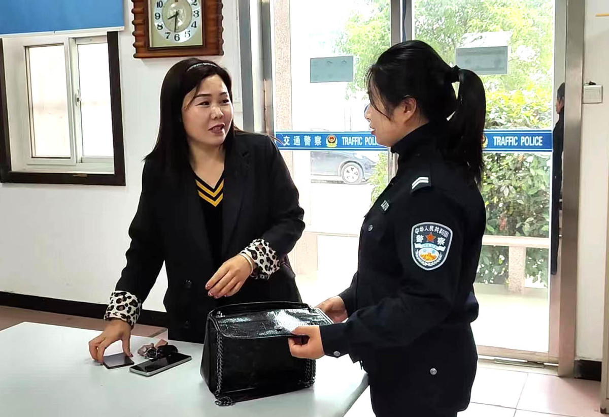 现金卡证若干舞阳交警捡个提包速寻失主原物归还