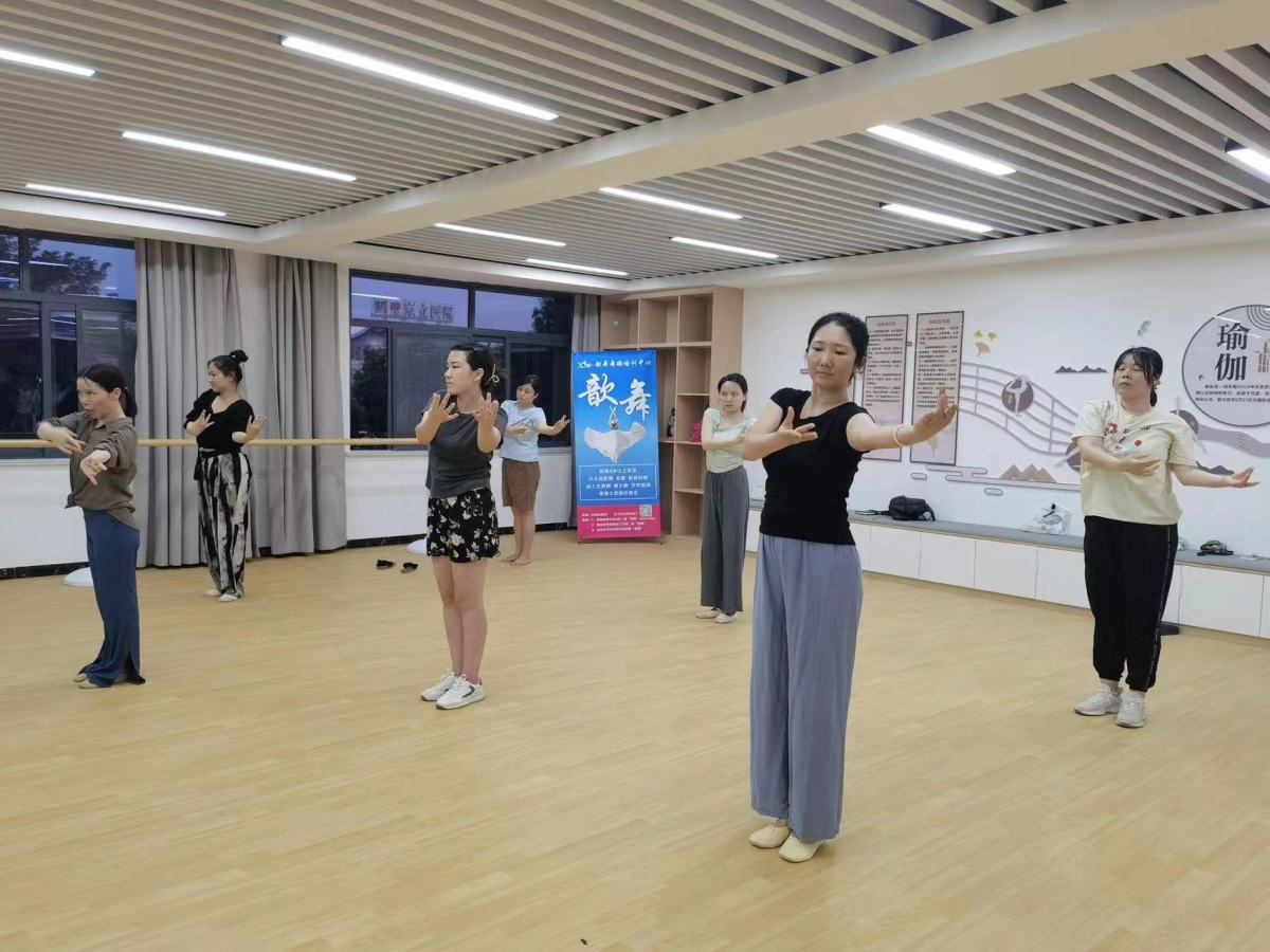 鹤壁市淇滨区黎阳路街道长城社区开展宝妈晚间瑜伽专题课M6 米乐堂(图1)