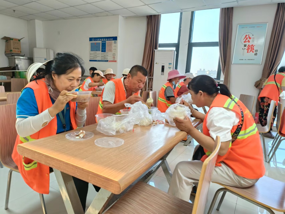 一马路街道：为环卫工人送“爱心早餐”服务 暖胃又暖心 大河新闻 6081