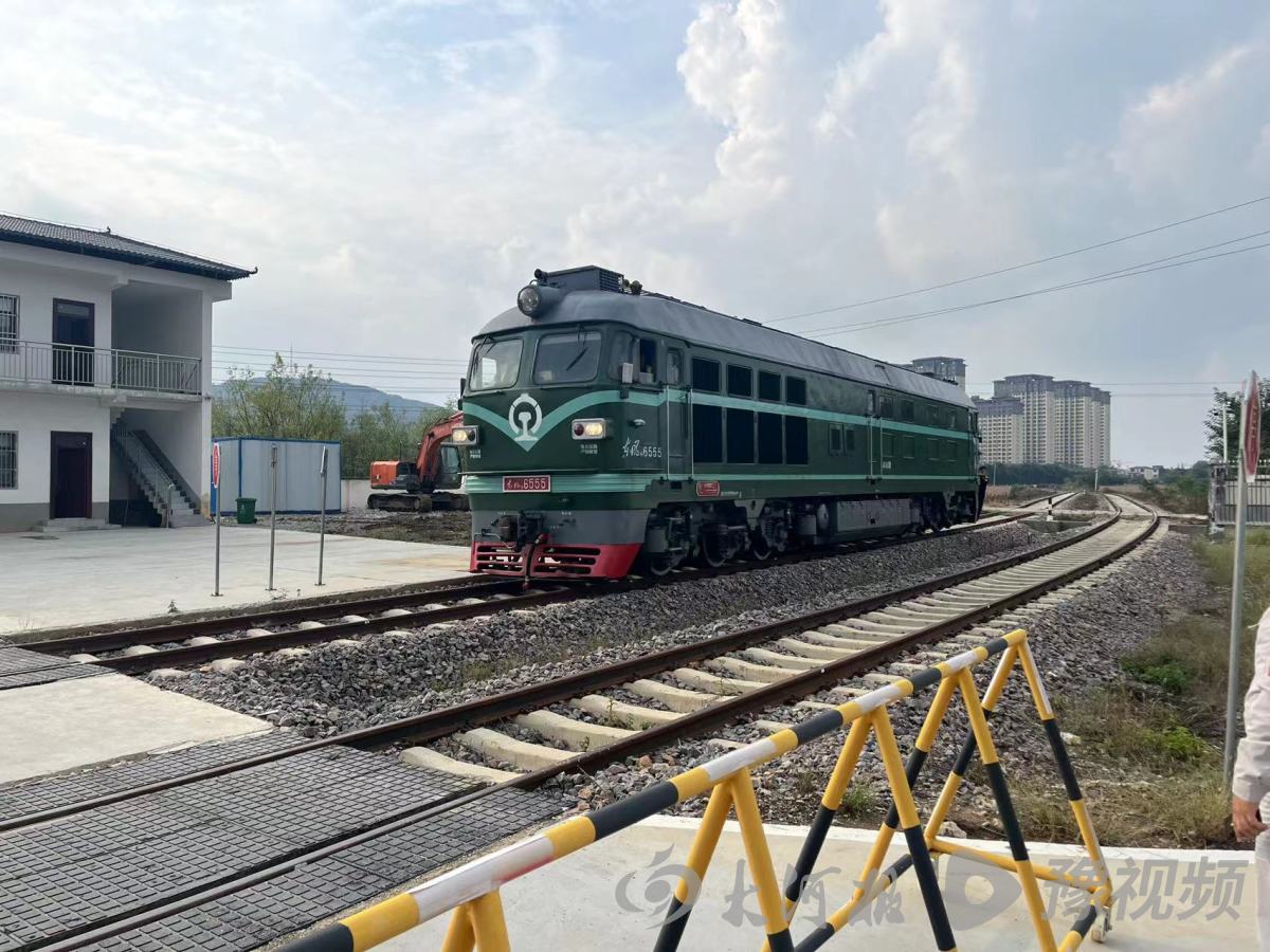 确山火车站为豫南水泥厂铁路专用线开通运营进行机车压道作业