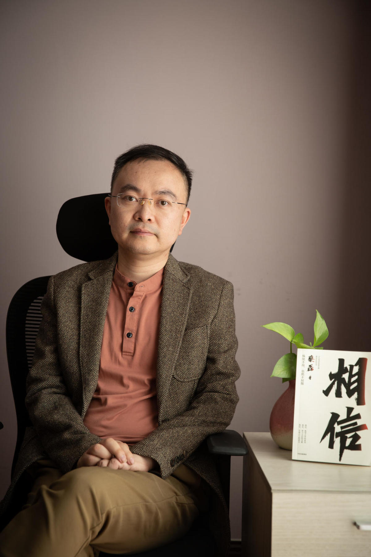 蔡磊坦言,在前期的一年多里,他认为攻克渐冻症找医生就行.