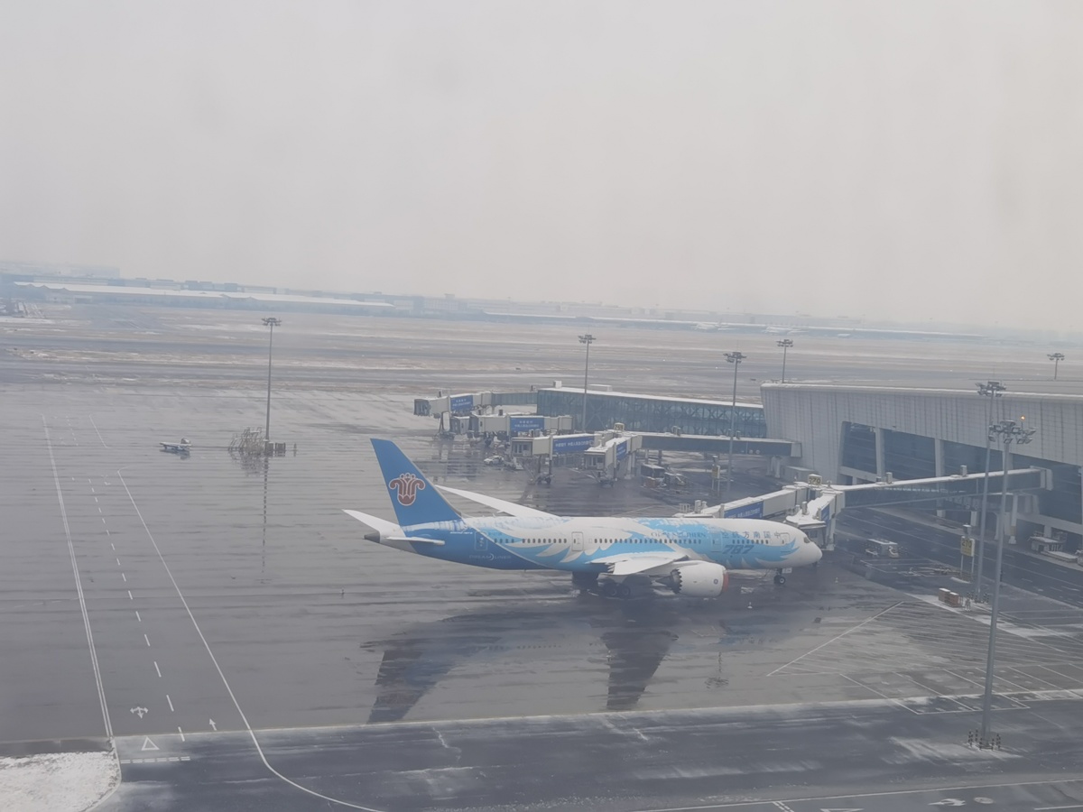 河你共风雪丨郑州机场早航班已实施近十架次因降雪郑州至等航班逗留