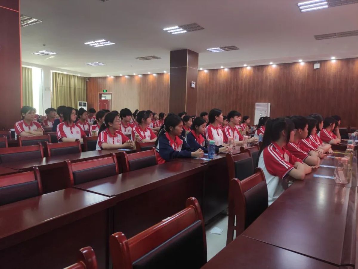 洛阳伊川县滨河高中发放4万多元"爱心助学金",鼓励品学兼优的学生努力