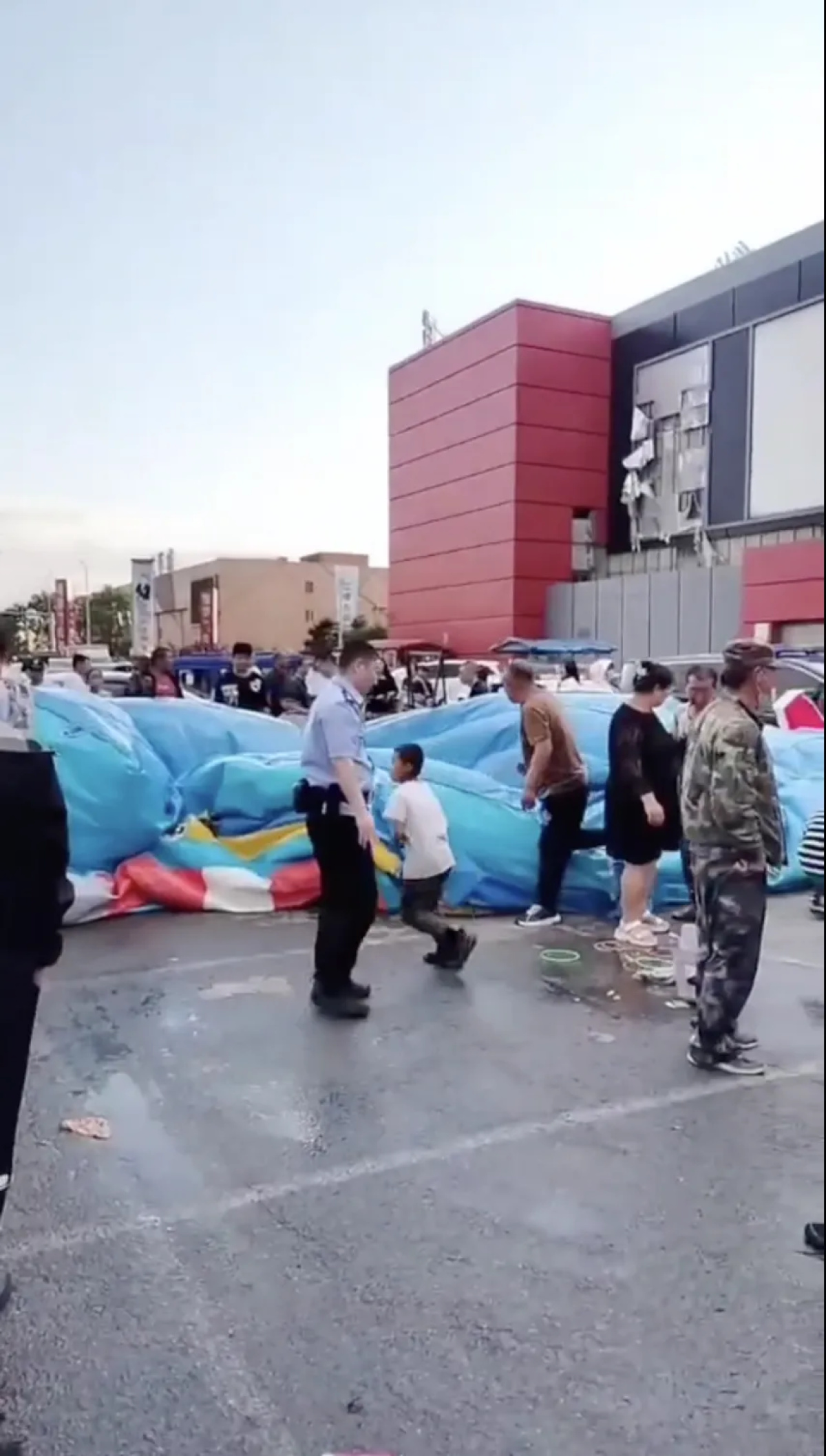 辽宁辽阳一充气城堡发生事故,派出所:有孩子受伤,已送医