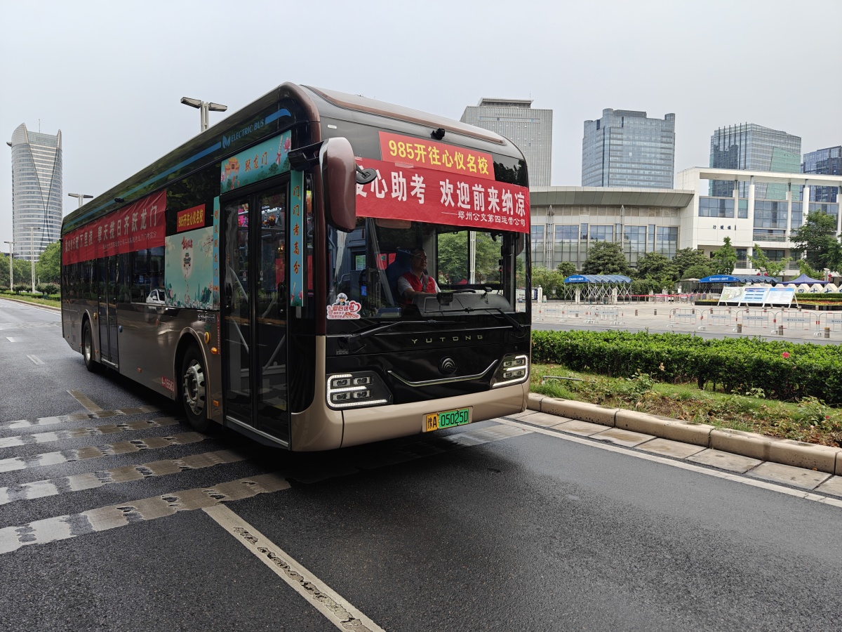 郑州"985路"公交车化身"助考纳凉车",连续10年为考生鼓劲儿