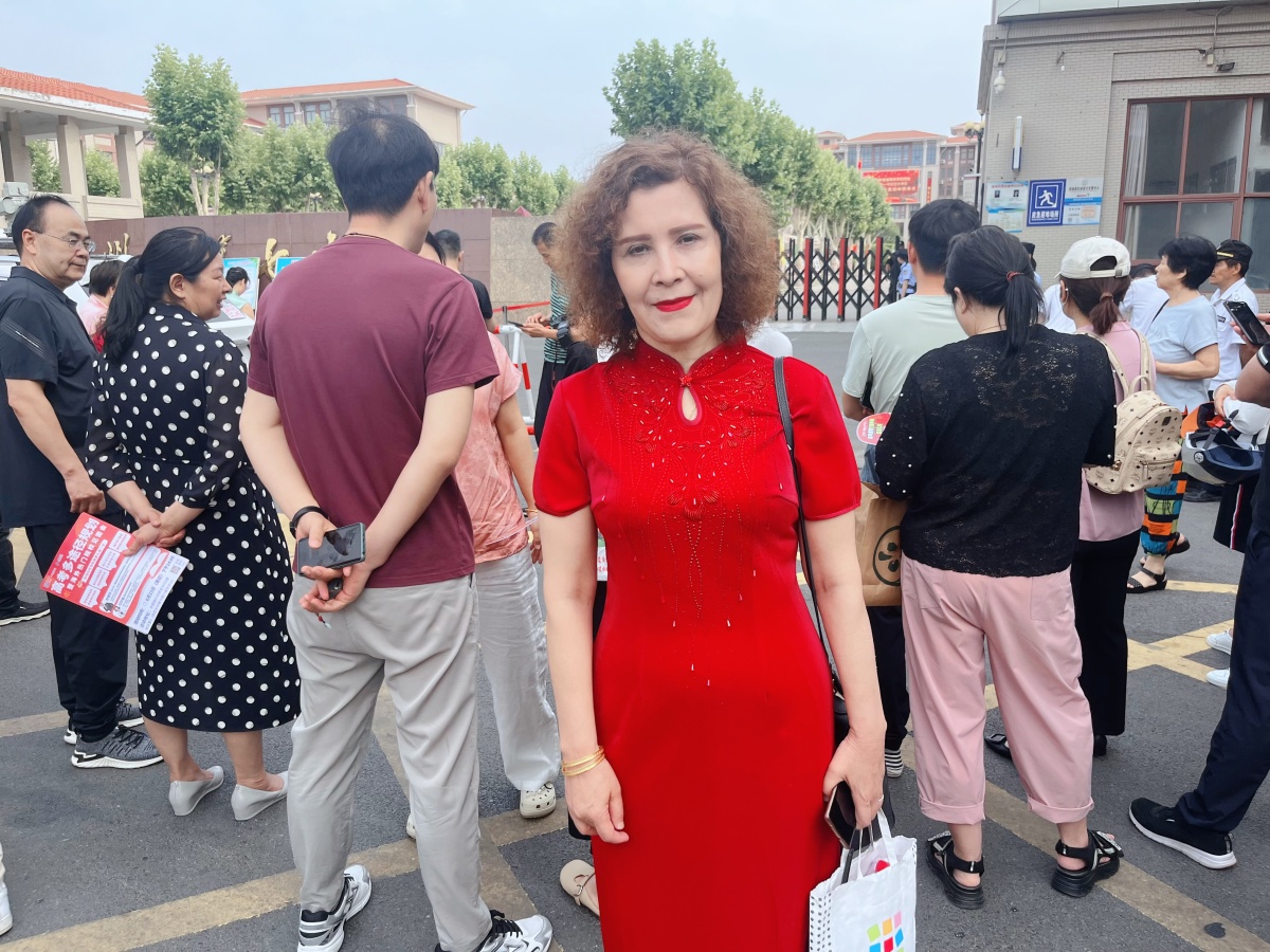 女儿独自在郑求学,"新疆妈妈"穿旗袍送考,"我提前4天就来了"