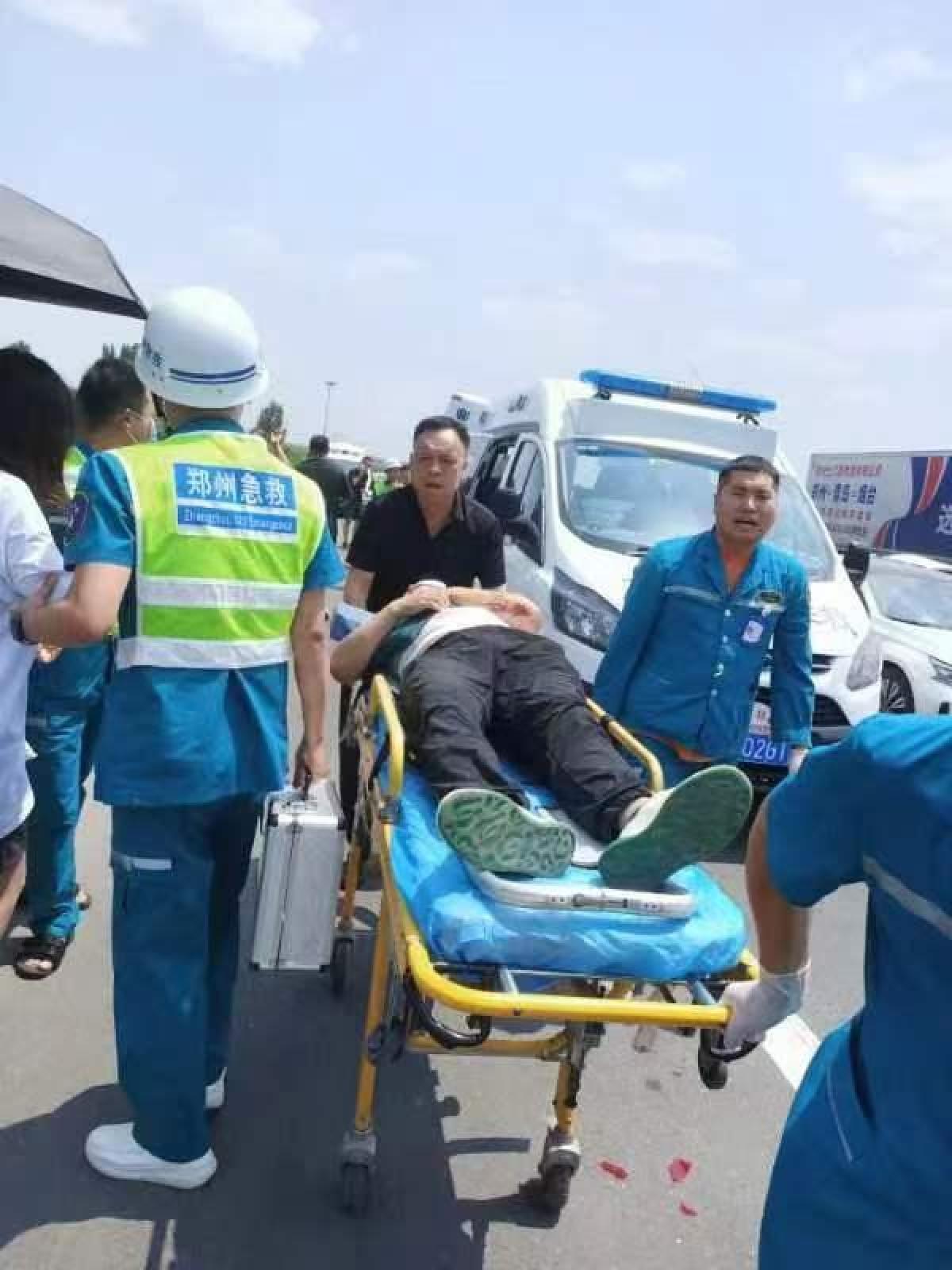路遇车祸伸援手 ，“中国好人”做好事