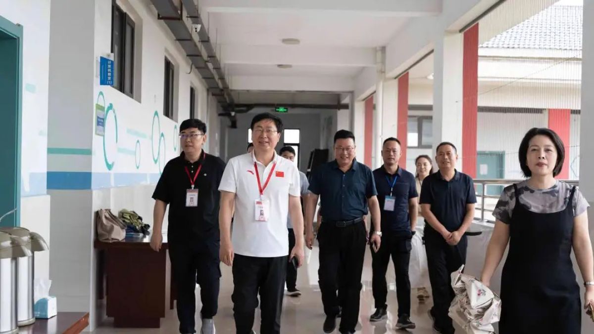 信阳市教体局党组成员,副局长高君行一行到信阳外国语学校视察中招