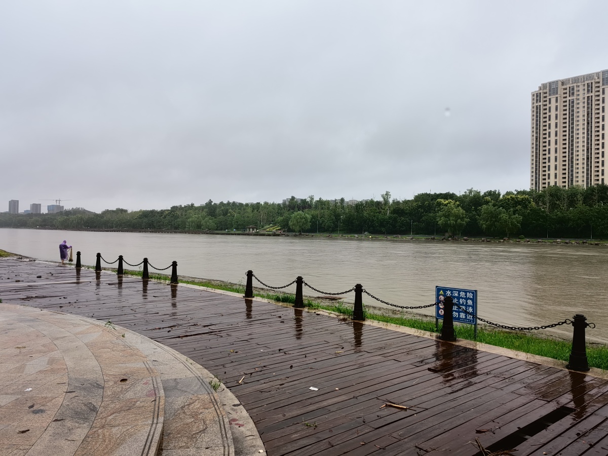 郑州发布贾鲁河洪水蓝色预警!记者实探沿河水位