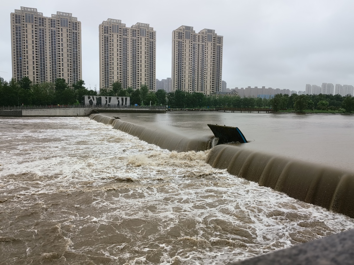 郑州发布贾鲁河洪水蓝色预警!记者实探沿河水位