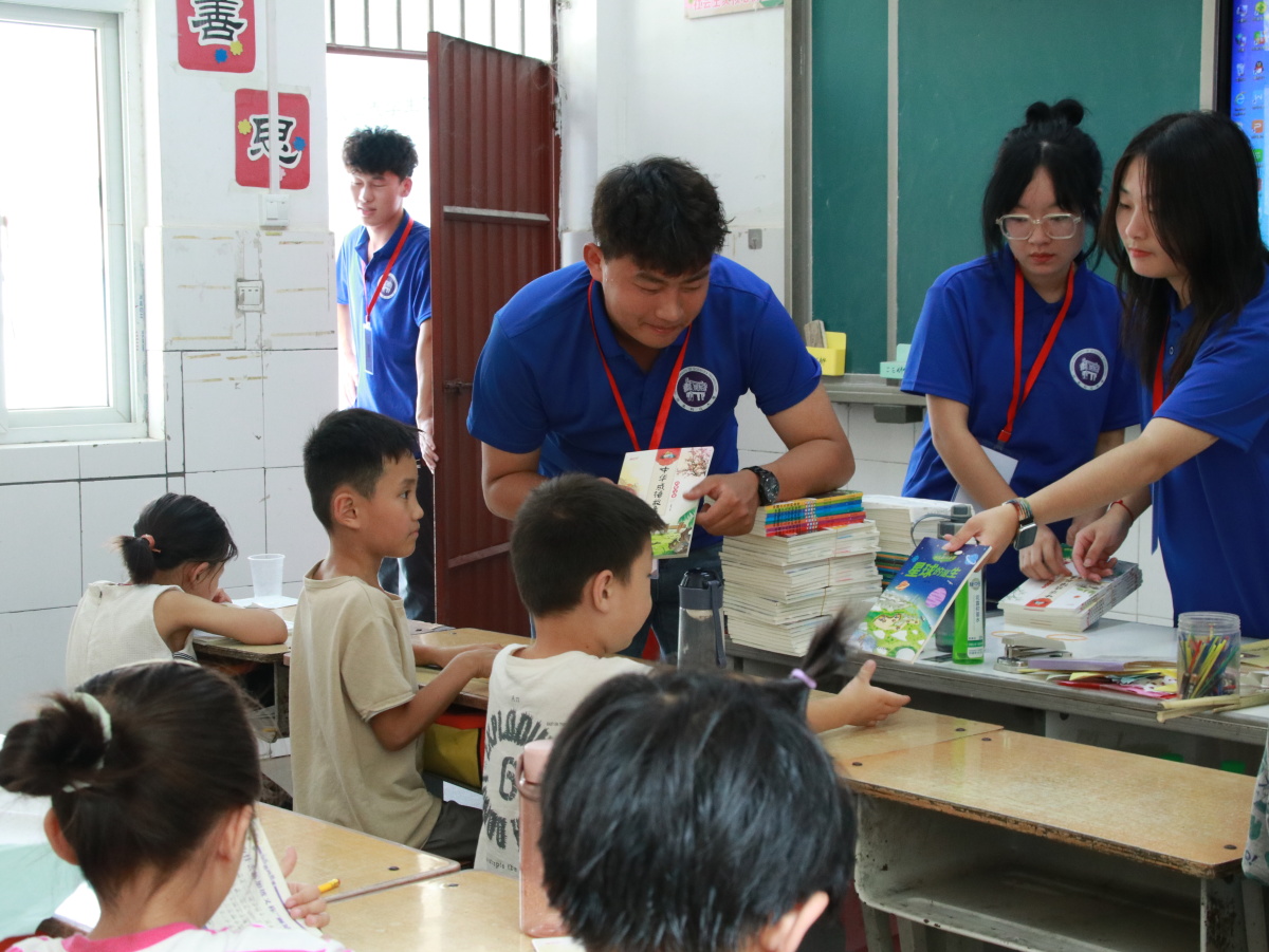 洛阳高校大学生暑期组团支教,点亮孩童"七彩夏日"