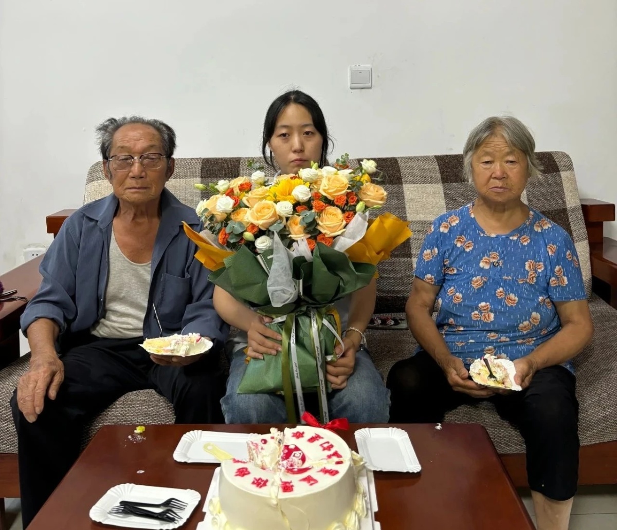 洛阳一贫寒女孩上大学后父亲去世, 资助者:"想让孩子看到希望"