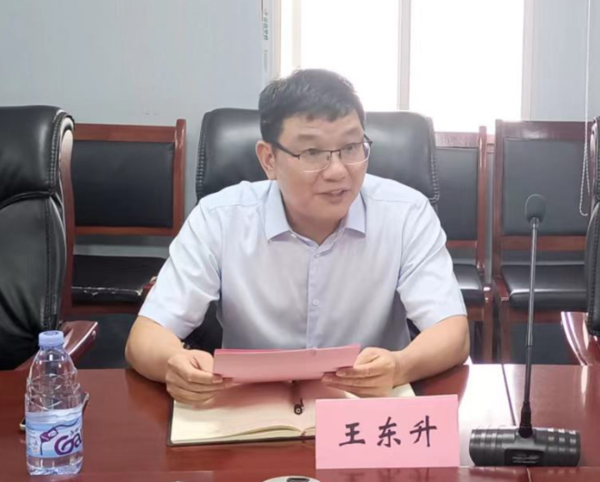 在随后的座谈会上,王东升首先代表院领导班子对于宏主任一行表示热烈