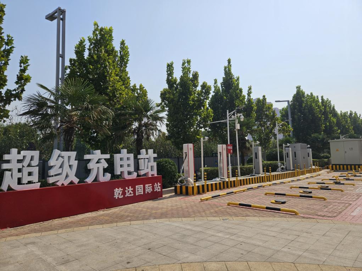 快至“一秒一公里”  河南铁建投新基建公司首座“光储充”一体化超充站投用