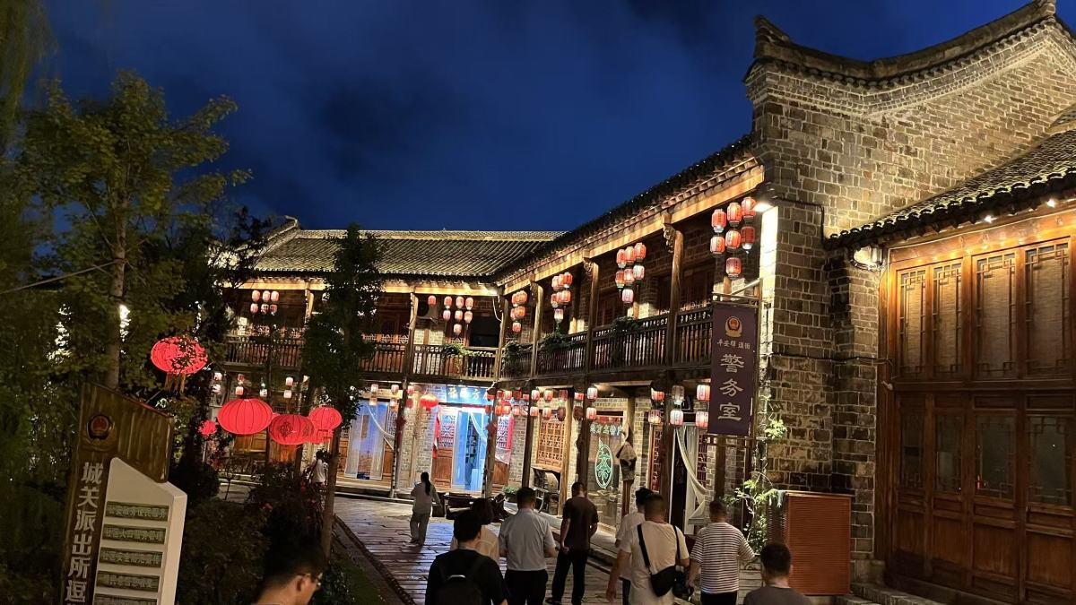 信陽(yáng)商城平安驛逗街：民俗文旅賦能振興 點(diǎn)亮大別山精神新實(shí)踐?丨大別山精神永放光芒
