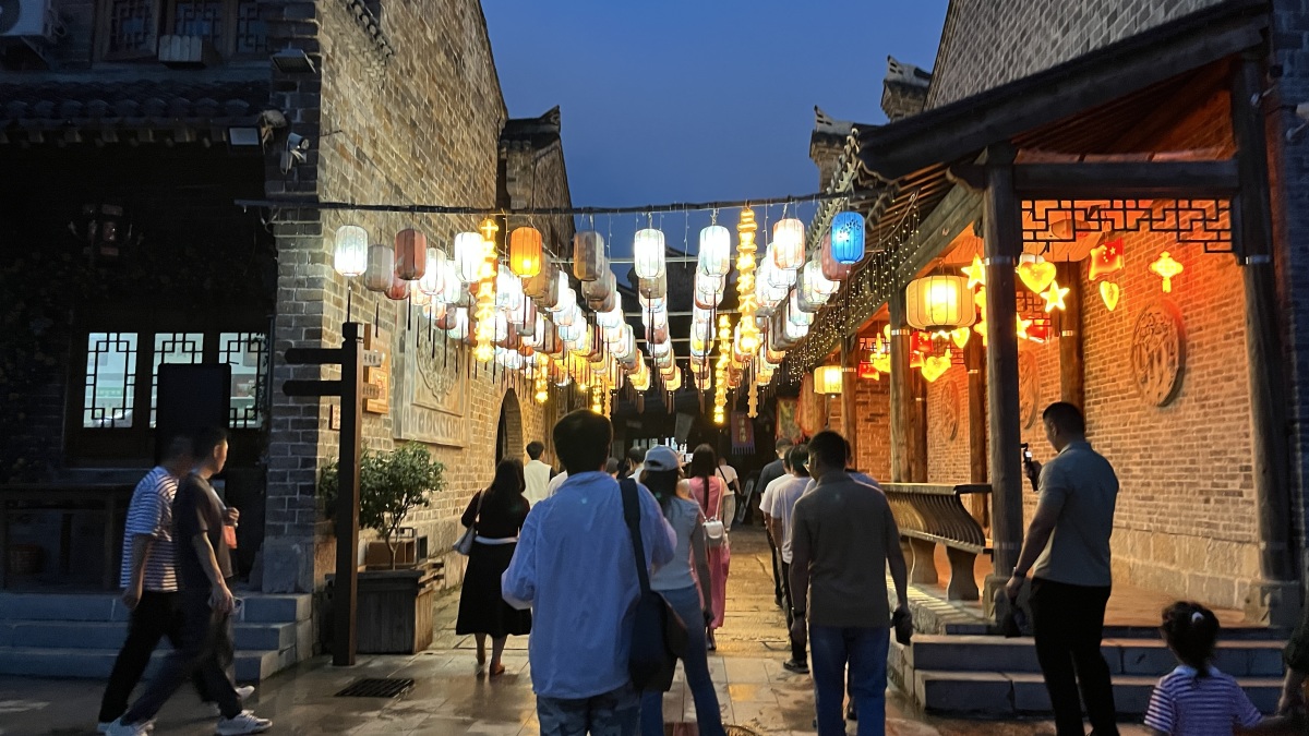 信陽(yáng)商城平安驛逗街：民俗文旅賦能振興 點(diǎn)亮大別山精神新實(shí)踐?丨大別山精神永放光芒